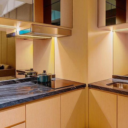 M World Hotel Formerly Known As Avante Hotel Petaling Dzsaja Kültér fotó A kitchen with a granite countertop