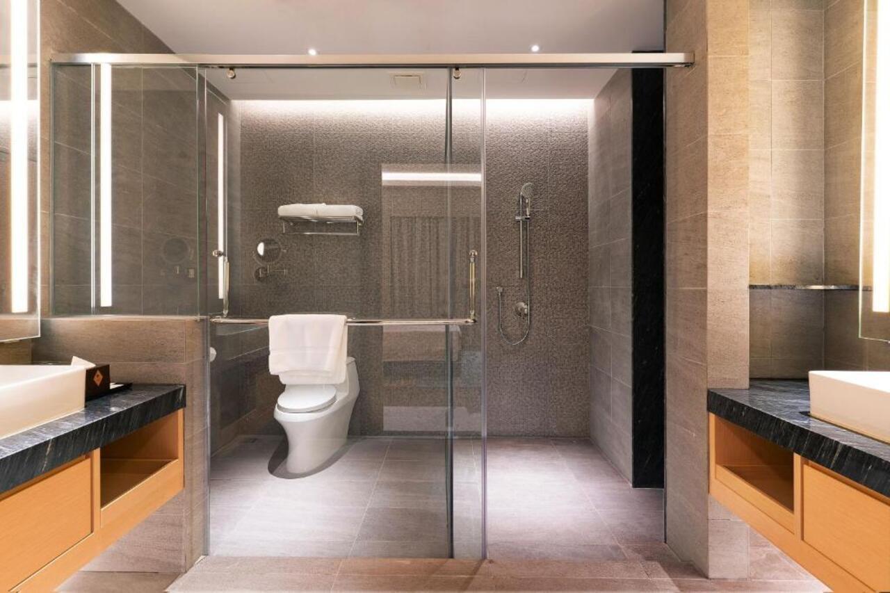 M World Hotel Formerly Known As Avante Hotel Petaling Dzsaja Kültér fotó A shower enclosure
