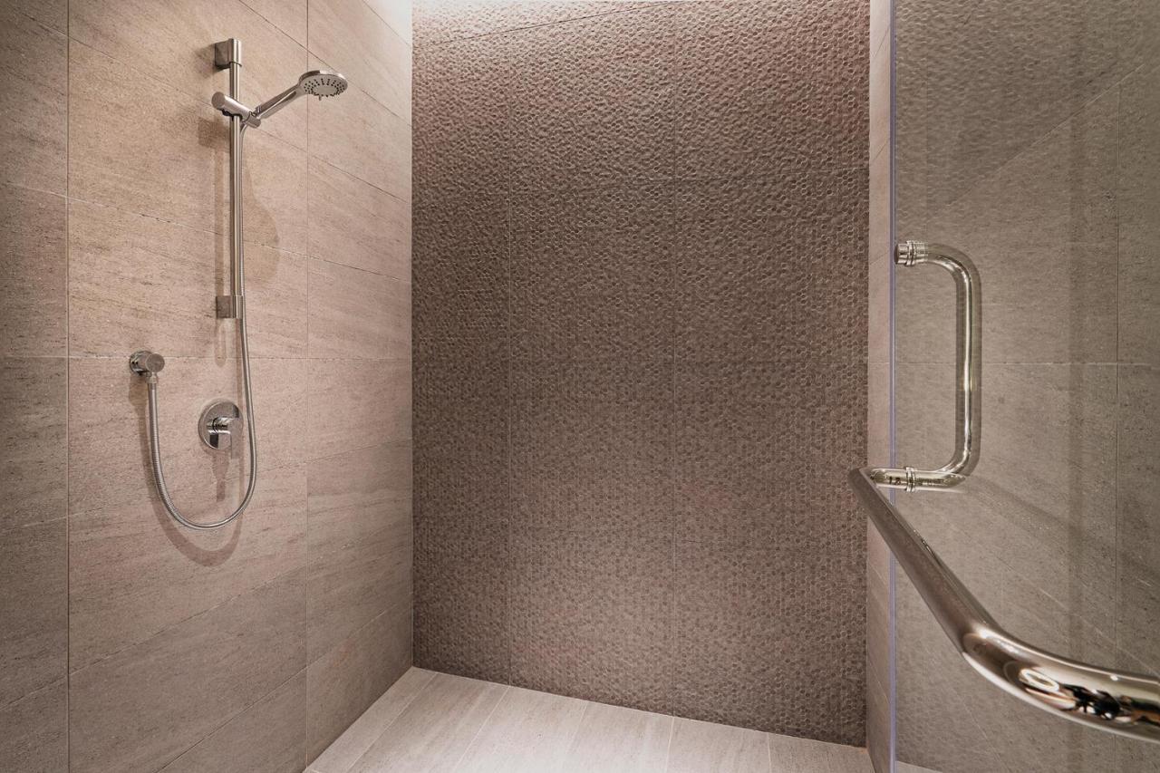 M World Hotel Formerly Known As Avante Hotel Petaling Dzsaja Kültér fotó A shower